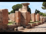 02238 ostia - regio v - insula xi - portico degli archi trionfali (v,xi,7-8) - bli decumanus maximus ri suedwesten in der mitte - fragment des arco onorario di caracalla .jpg